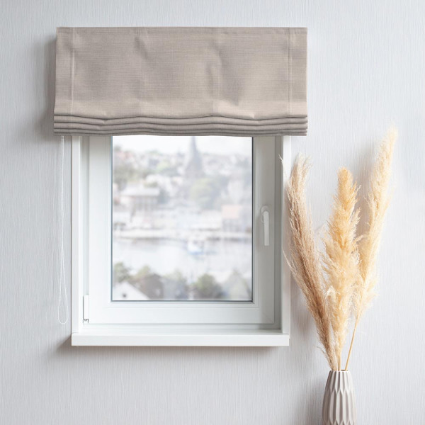 Beige Abdunklungsstoff mit feiner Textur liegt gefaltet. Er eignet sich gut für Vorhänge und Dekorationen und vermittelt einen eleganten Eindruck im Raum.