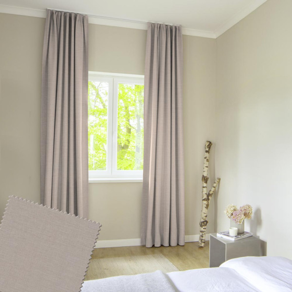 Beige Abdunklungsstoff mit feiner Textur liegt gefaltet. Er eignet sich gut für Vorhänge und Dekorationen und vermittelt einen eleganten Eindruck im Raum.