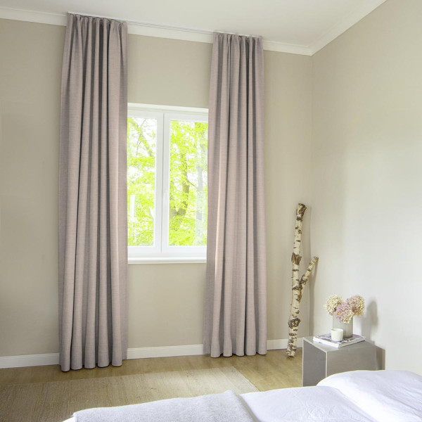 Beige Abdunklungsstoff mit feiner Textur liegt gefaltet. Er eignet sich gut für Vorhänge und Dekorationen und vermittelt einen eleganten Eindruck im Raum.